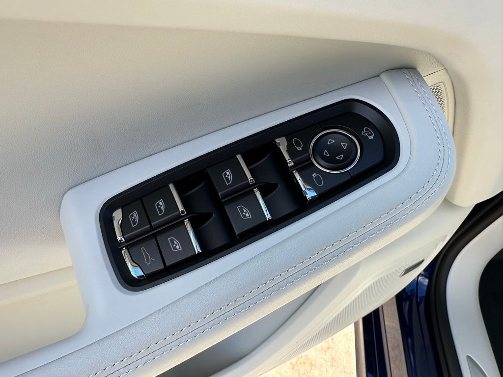 Thumbnail: 2026 Porsche Macan - 22