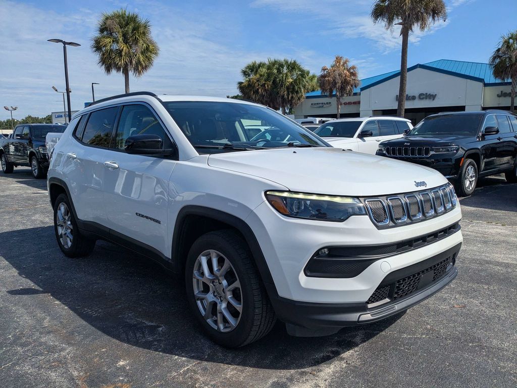 Bright White Clearcoat 2022 Jeep Compass SUV / Crossover Four-Wheel Drive 9-Speed Automatic