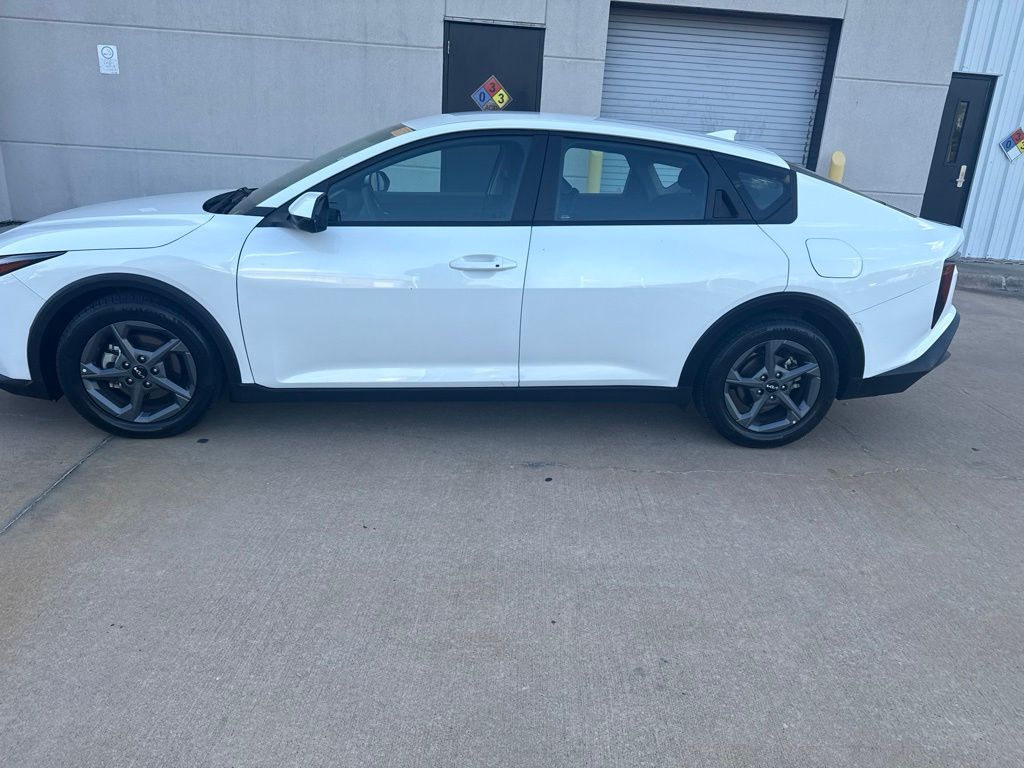 Snow White Pearl 2025 Kia K4 Sedan Front-Wheel Drive Continuously Variable Transmission