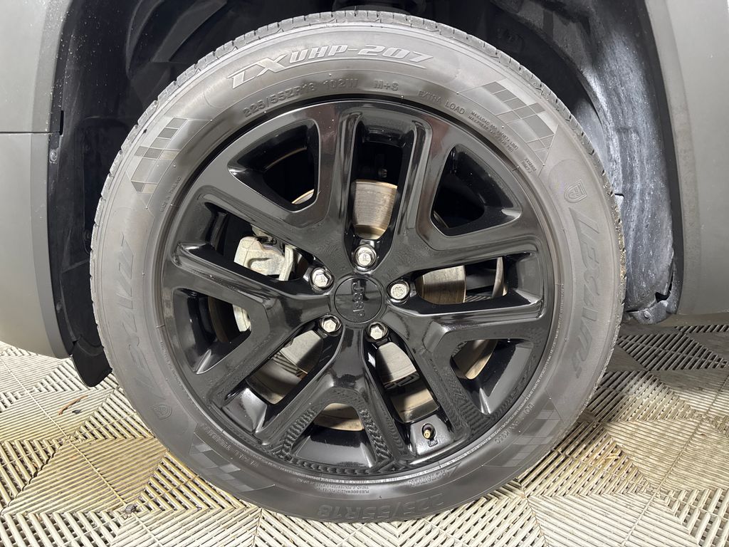 Certified Used 2018 Gray Jeep Latitude image 13