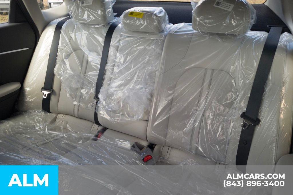 Used 2025 Black Hyundai SEL image 16
