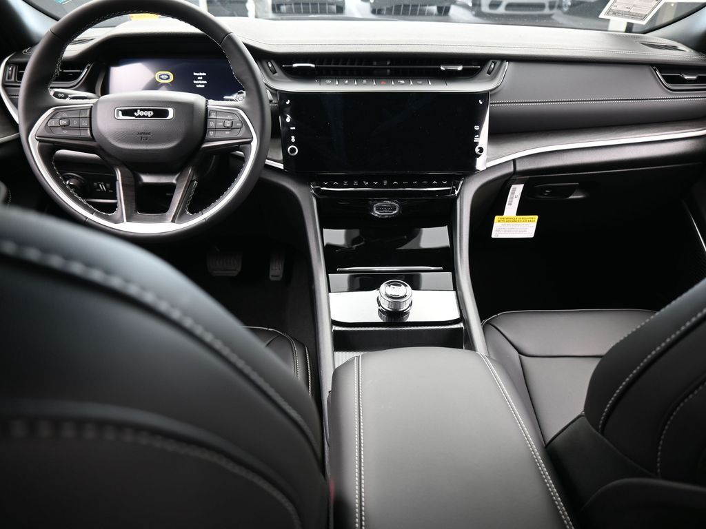 New 2026 Diamond Black Crystal Pearlcoat Jeep Limited image 32