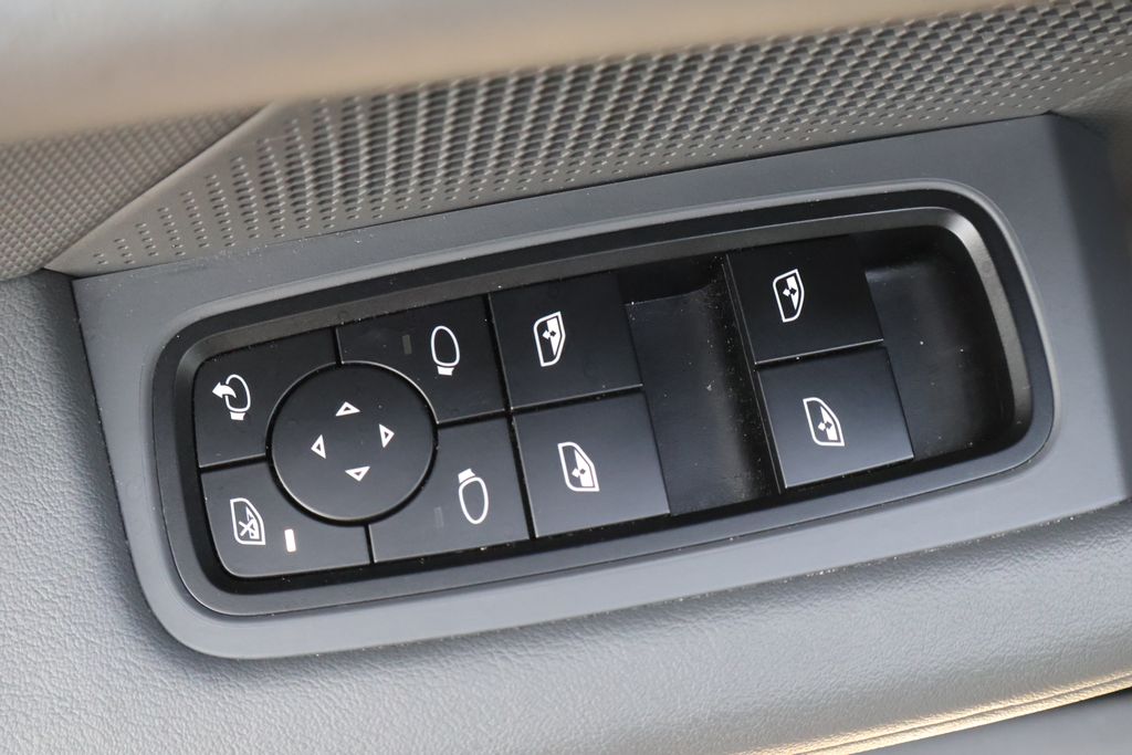 Thumbnail: 2022 Porsche Taycan - 18