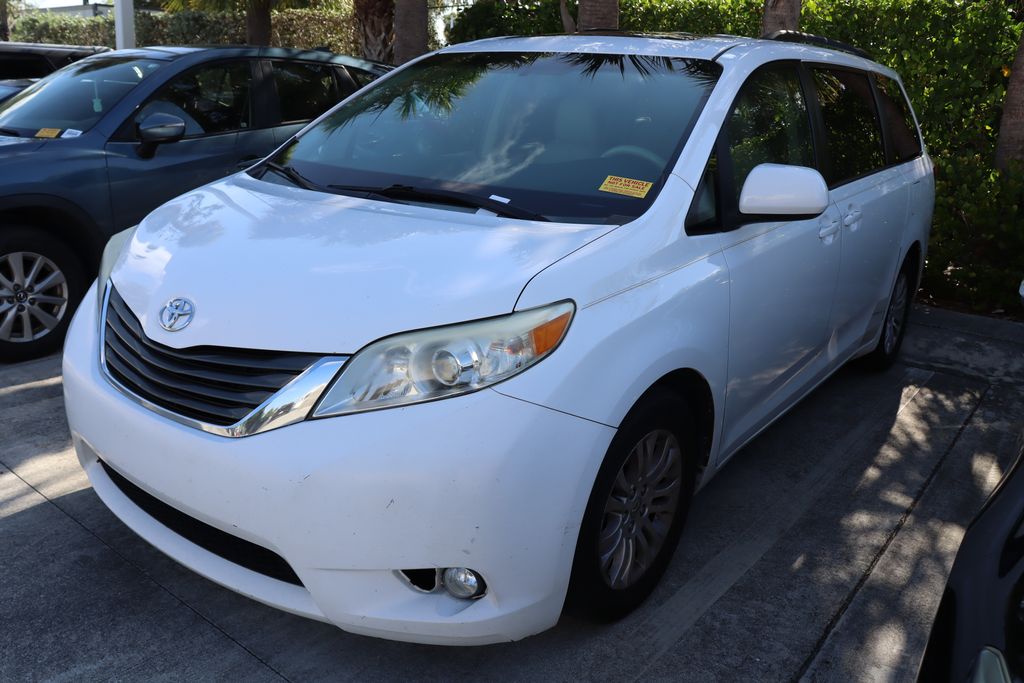 2013 Toyota Sienna XLE 2