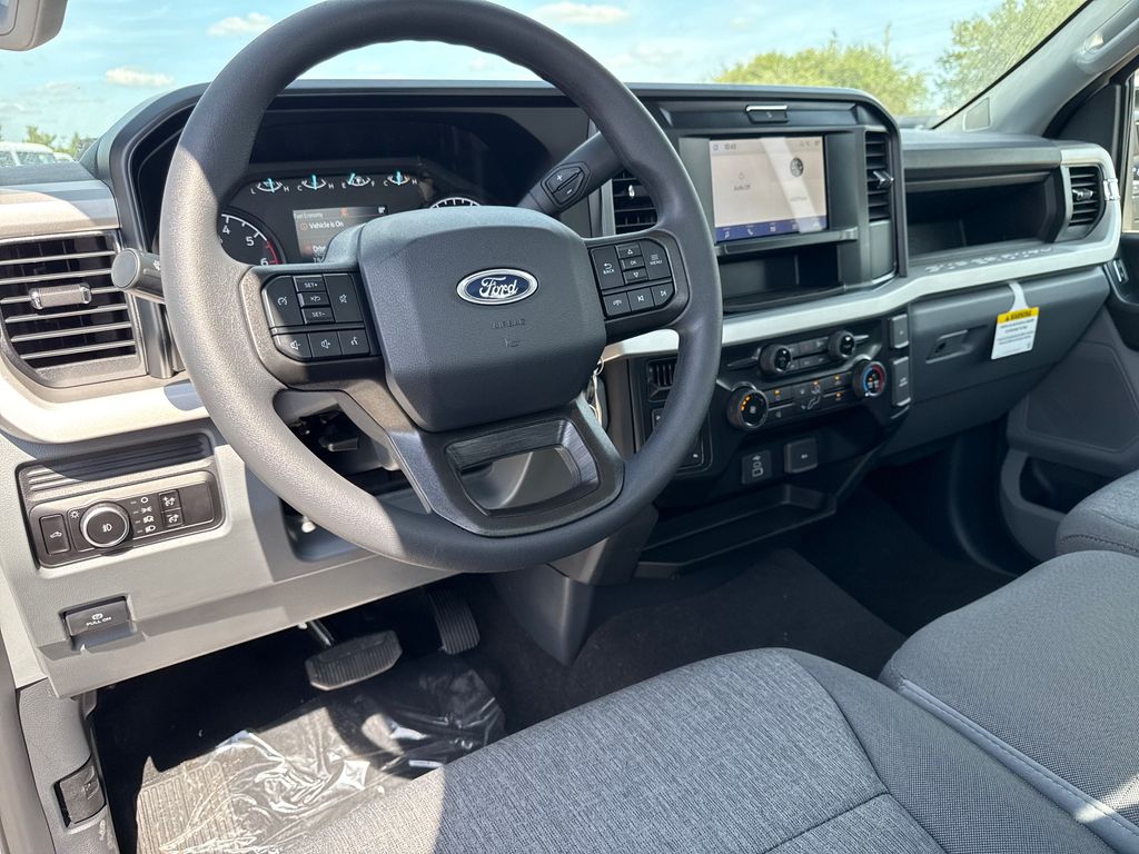 2025 Ford F-350 photo 4