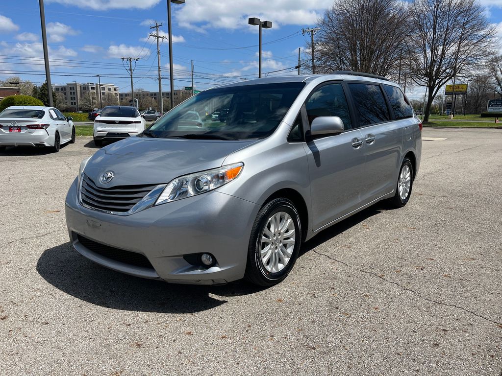 2017 Toyota Sienna XLE Premium photo