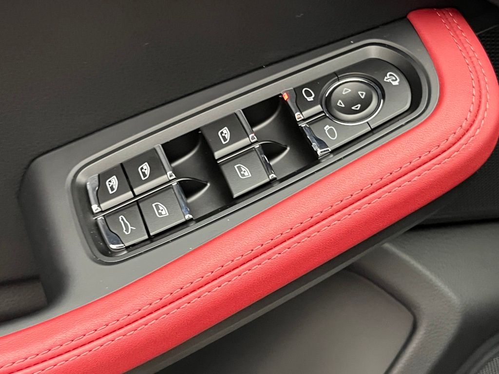 Thumbnail: 2026 Porsche Macan - 19