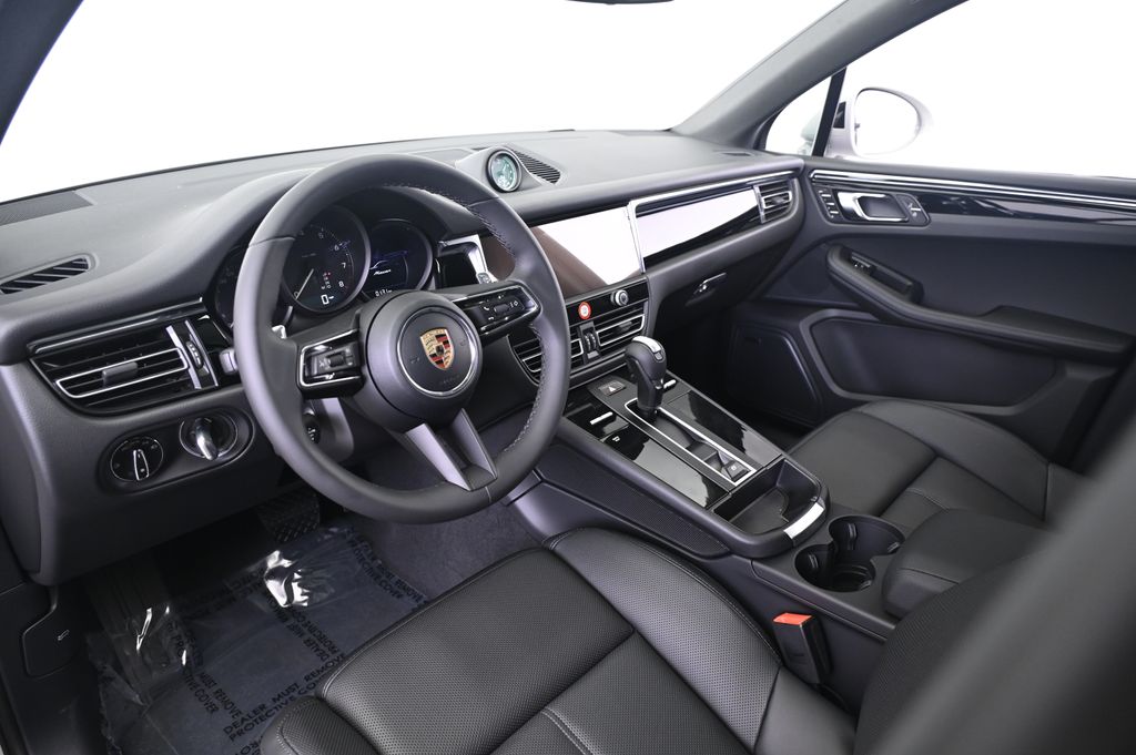 Thumbnail: 2026 Porsche Macan - 4