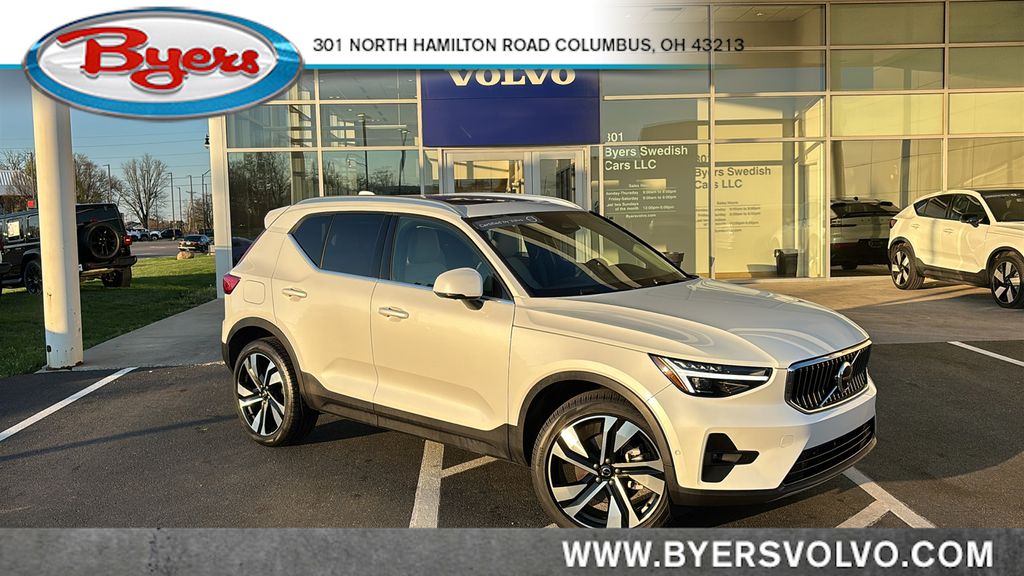 Crystal White Metallic 2024 Volvo XC40 B5 Ultimate Bright Theme AWD SUV / Crossover All-Wheel Drive Automatic