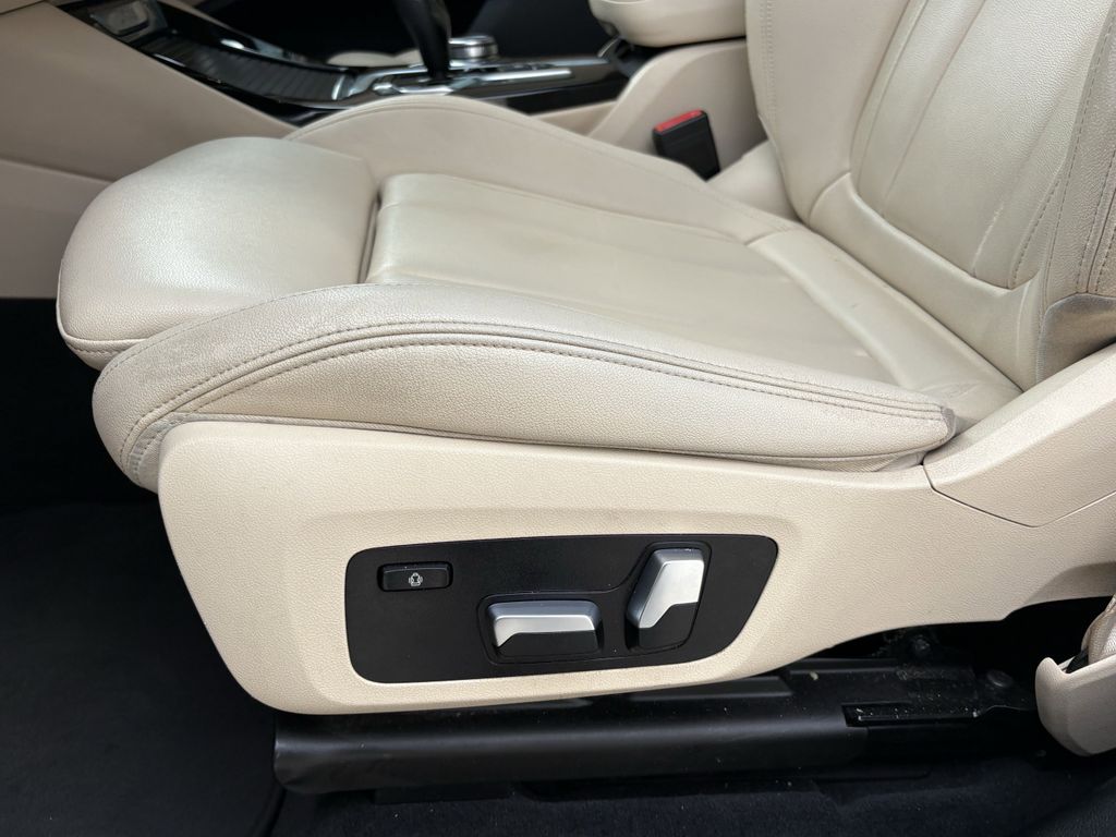 Used 2018 Alpine White BMW xDrive30i image 13