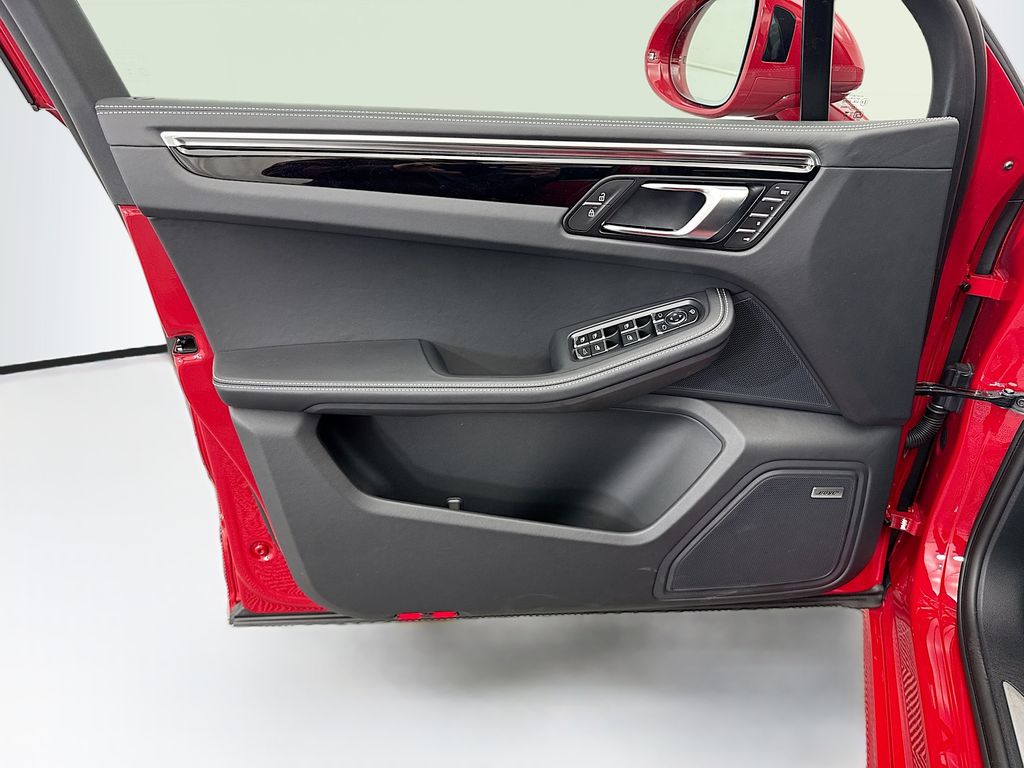 Thumbnail: 2026 Porsche Macan - 25