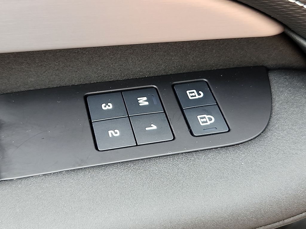 Thumbnail: 2026 Land Rover Discovery - 25