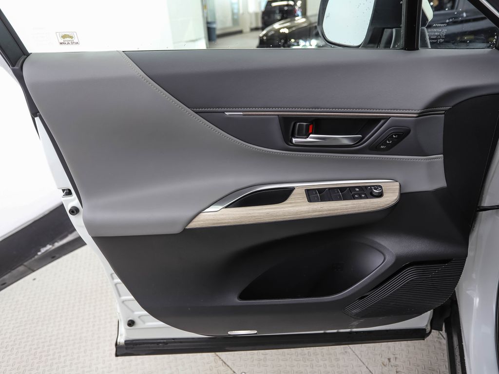Thumbnail: 2021 Toyota Venza - 9