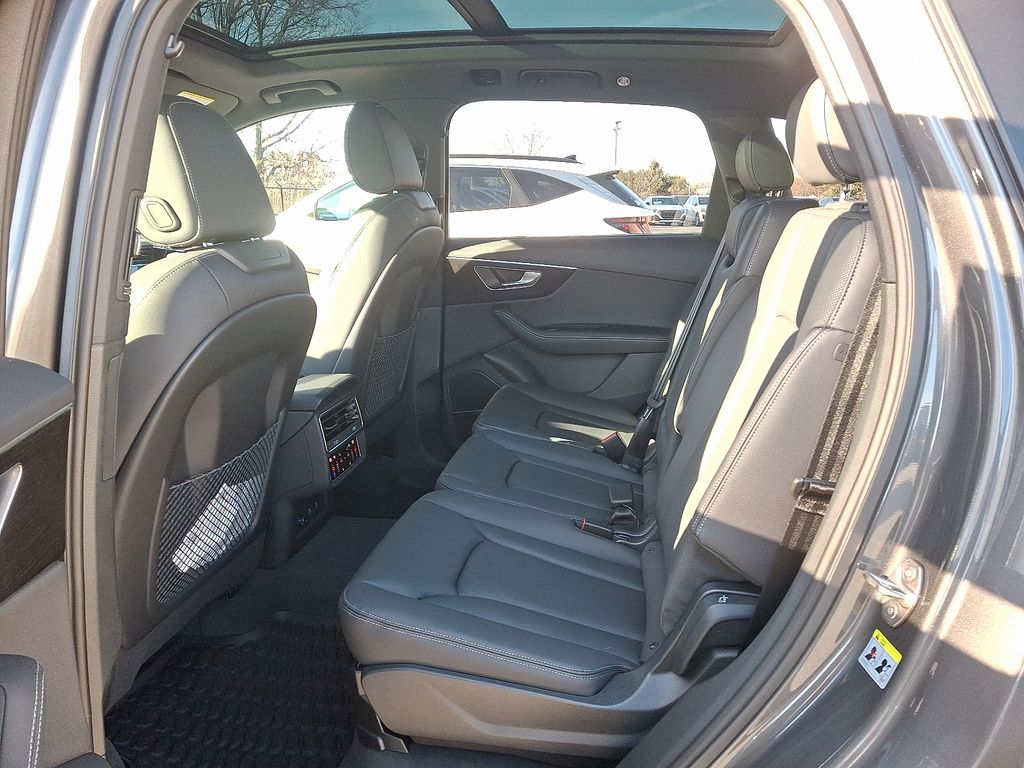 Thumbnail: 2026 Audi Q7 - 5