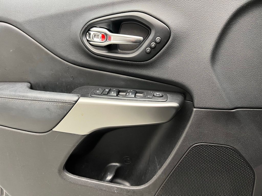 Thumbnail: 2019 Jeep Cherokee - 20