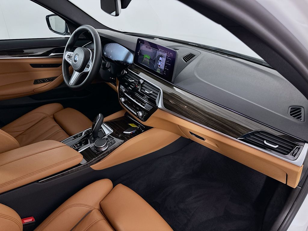 Thumbnail: 2021 BMW 5 Series - 30