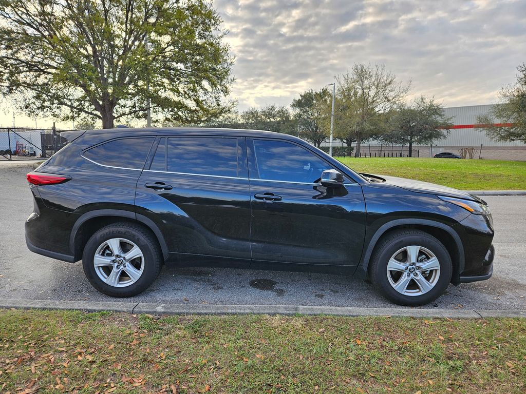 2022 Toyota Highlander LE 7