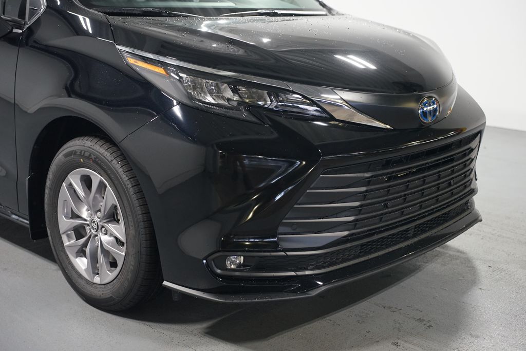 Thumbnail: 2025 Toyota Sienna - 4