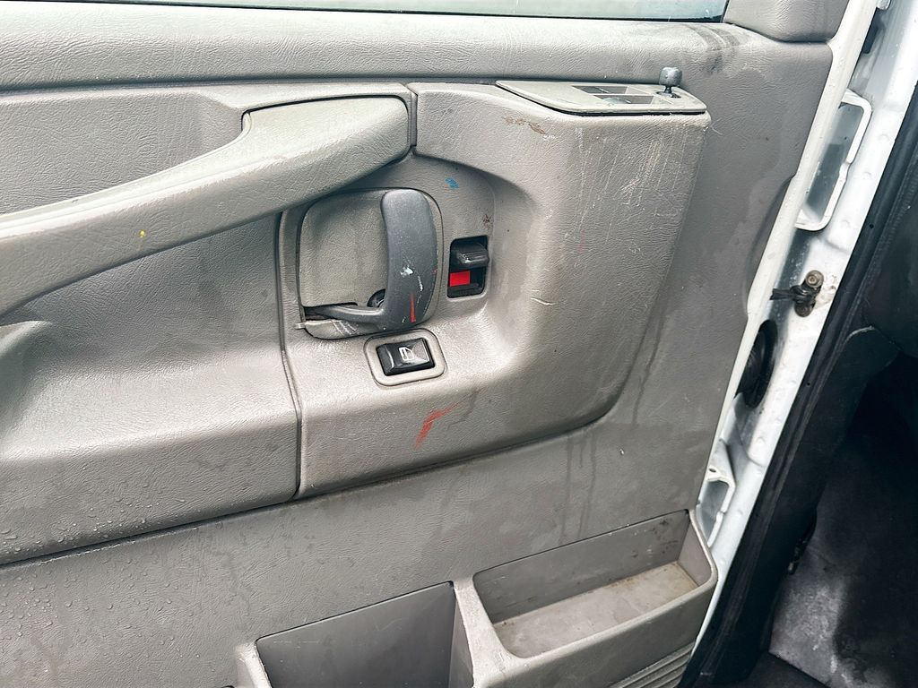 Used 2025 White Chevrolet Work Van image 17