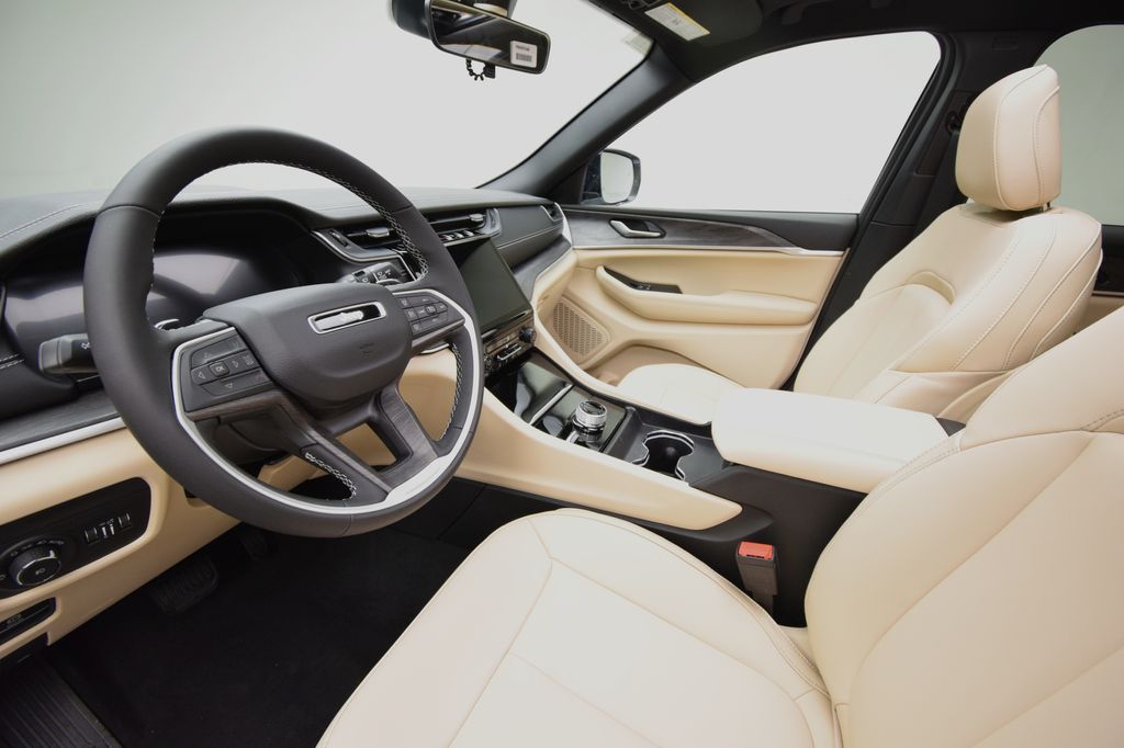 new 2025 Jeep Grand Cherokee car, priced at $43,897