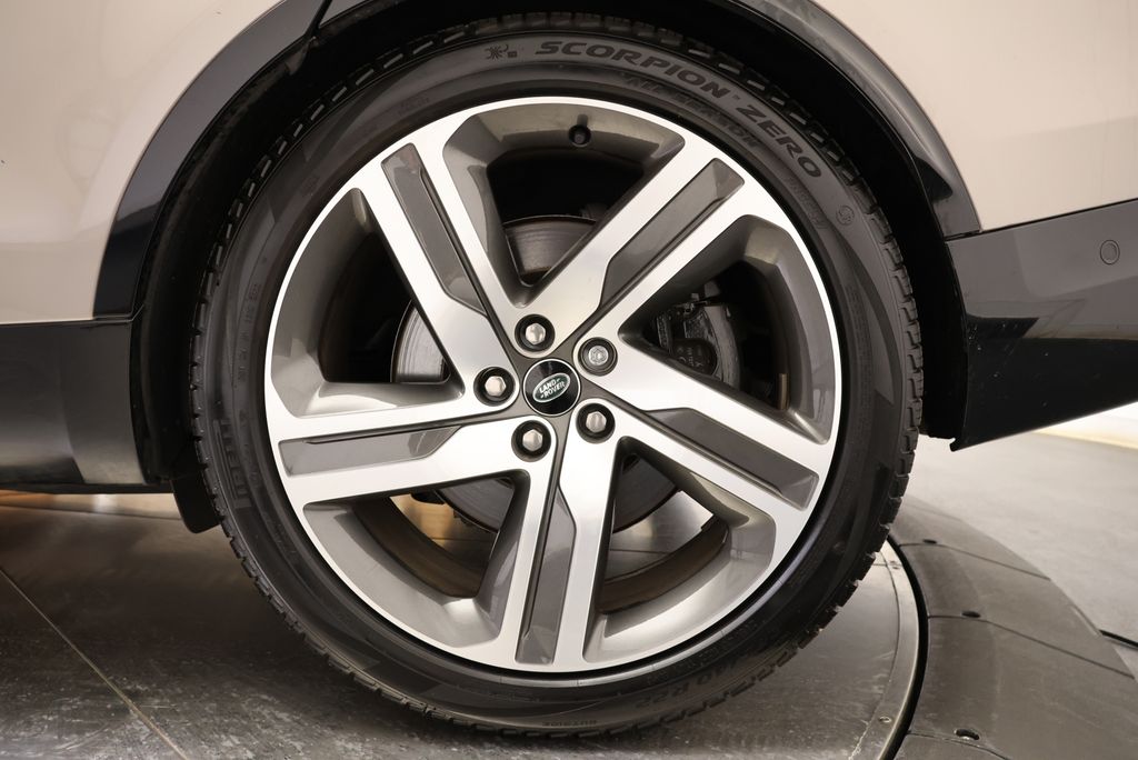 Thumbnail: 2023 Land Rover Discovery - 10