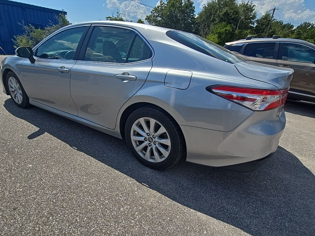 2018 Toyota Camry SE XLE photo 3
