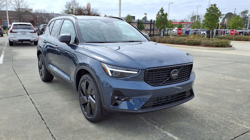 2026 Volvo XC40 B5 Ultra Black Edition