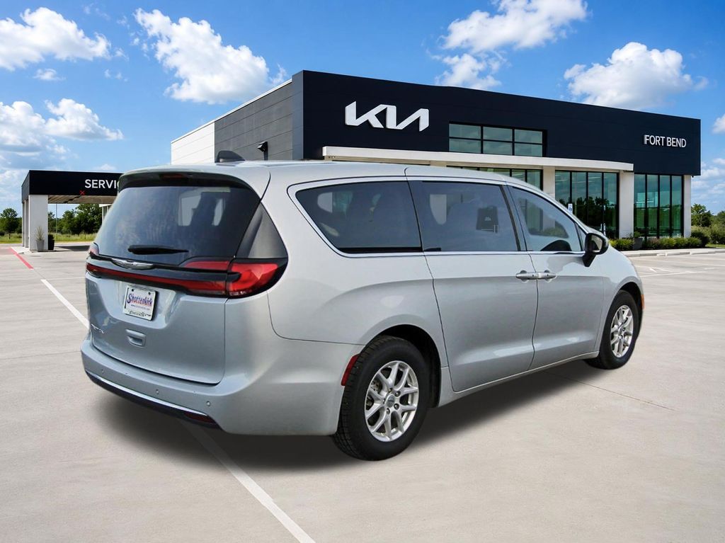 2023 Chrysler Pacifica Touring L - 4