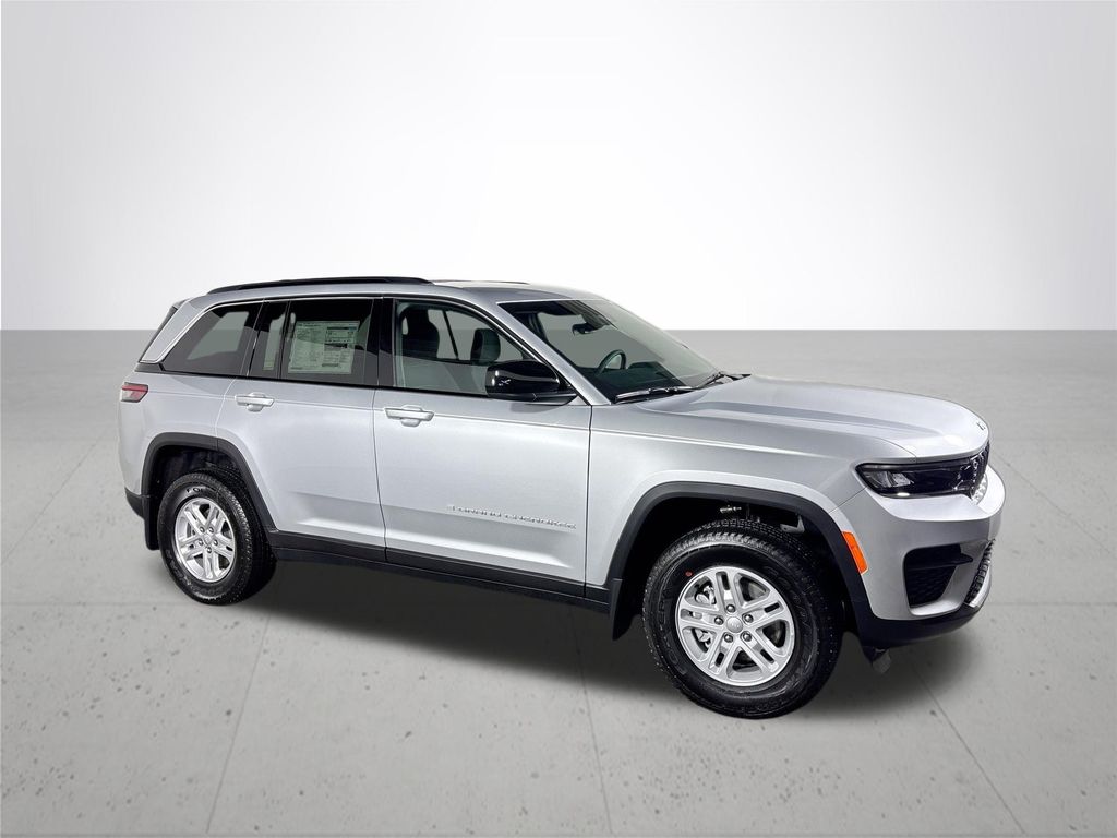 2025 Jeep Grand Cherokee Laredo photo 4