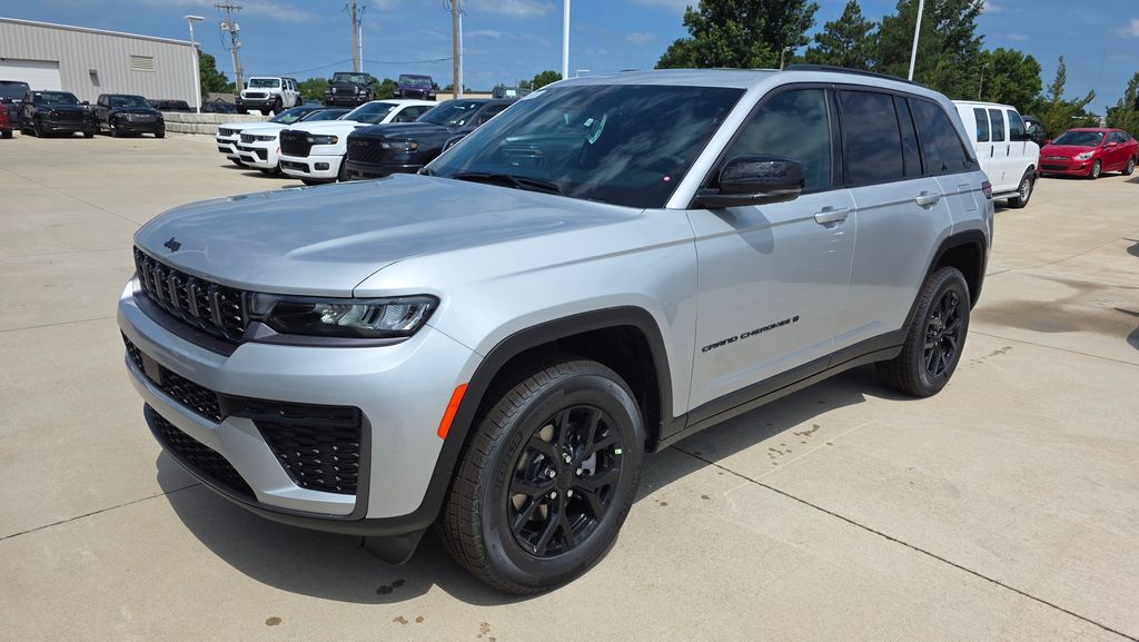 2026 Jeep Grand Cherokee Laredo Altitude
