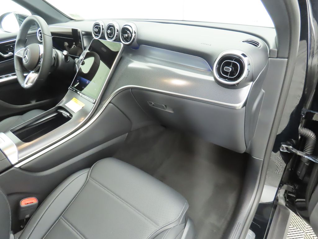 2025 Mercedes-Benz GLC 300 18