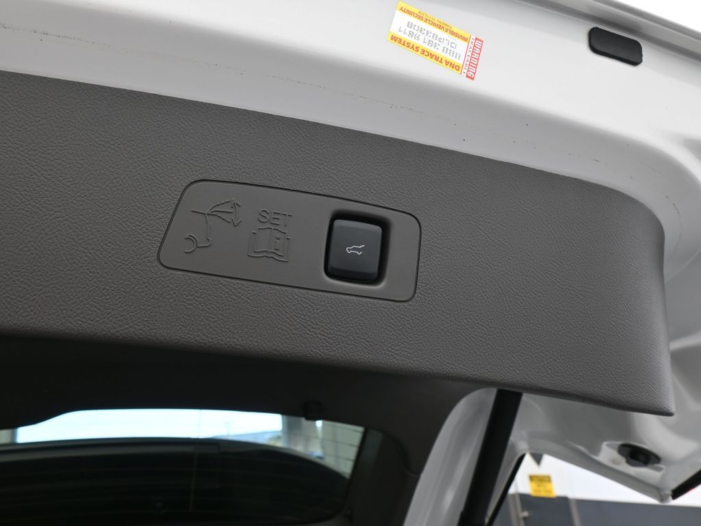 Used 2022 Pristine White Metallic Tri-Coat Lincoln Reserve image 46