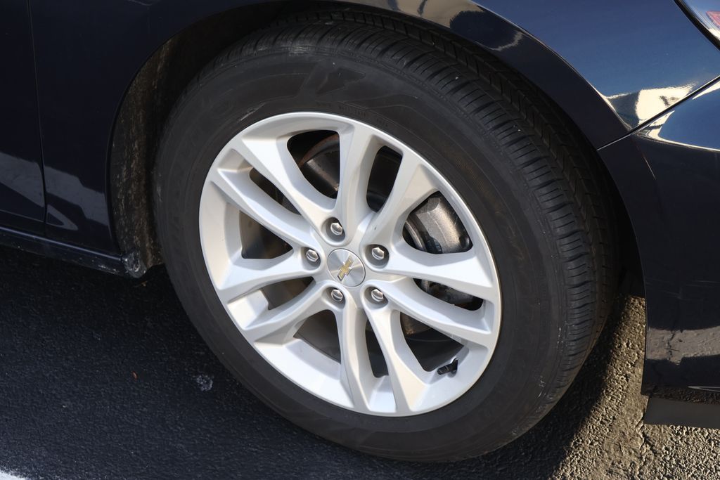 Thumbnail: 2017 Chevrolet Malibu - 5