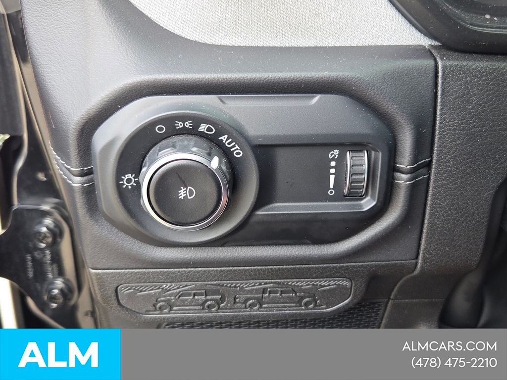 Used 2025 Black Jeep Sahara image 29