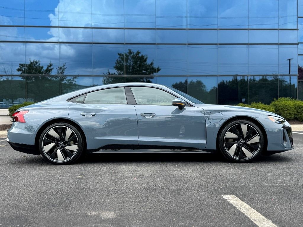 Thumbnail: 2025 Audi e-tron GT - 2