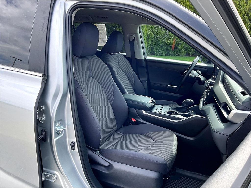 2023 Toyota Highlander — photo 11
