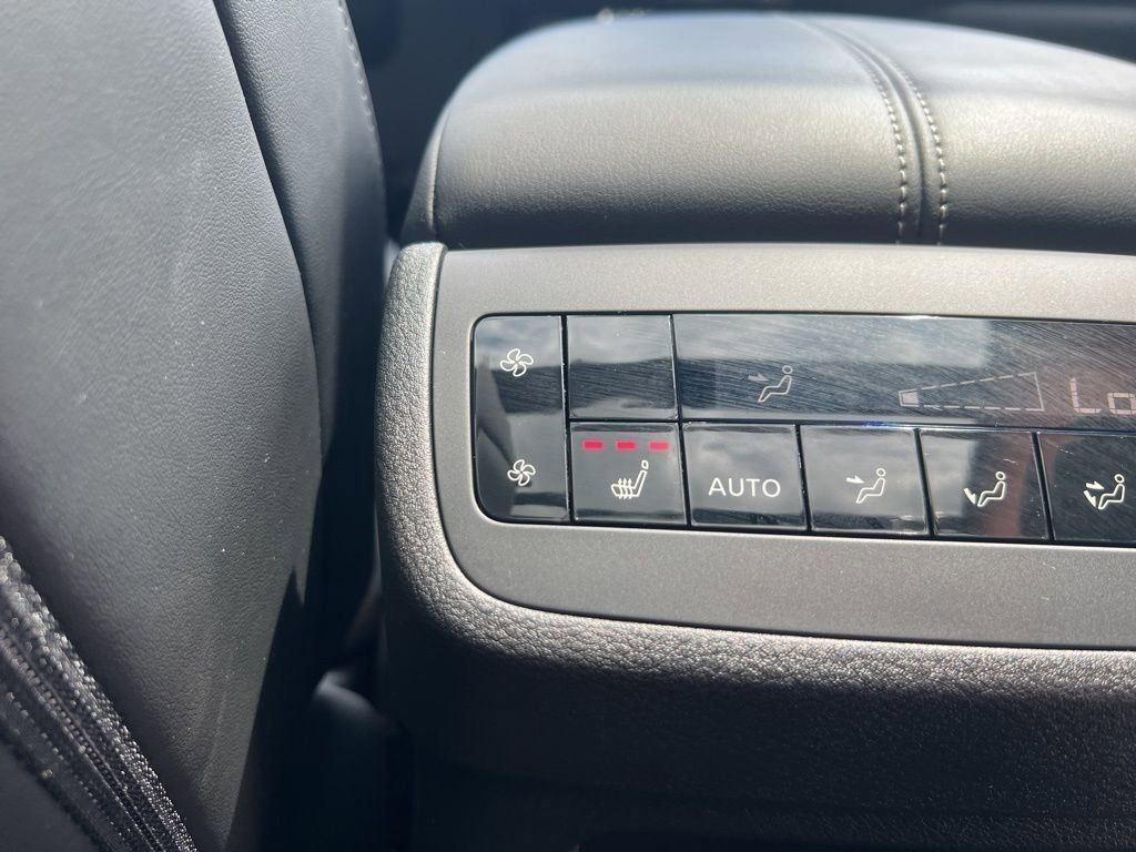 2025 Everest White Pearl Tricoat/Super Black Nissan Pathfinder Platinum FWD SUV