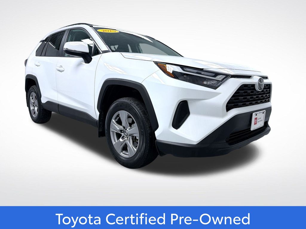 2025 Toyota RAV4 XLE's photo