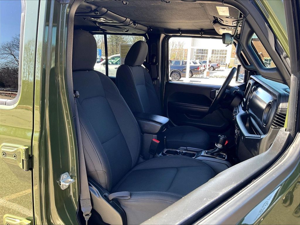 2023 Jeep Wrangler — photo 11