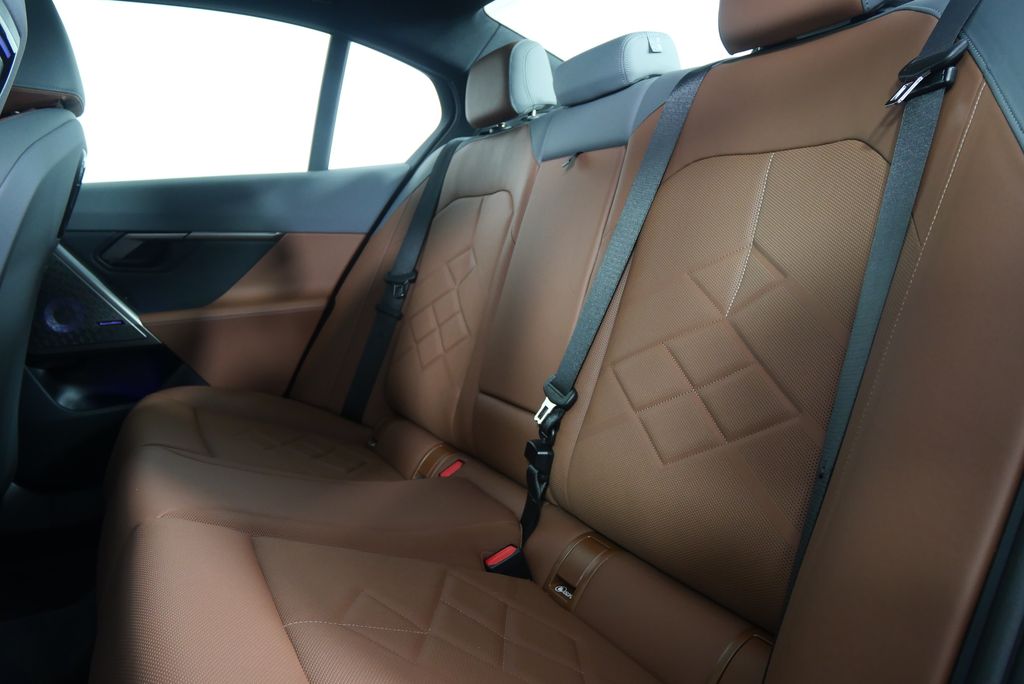 2025 BMW i5 xDrive40 16