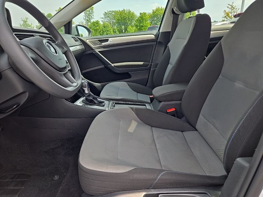 Thumbnail: 2016 Volkswagen e-Golf - 19
