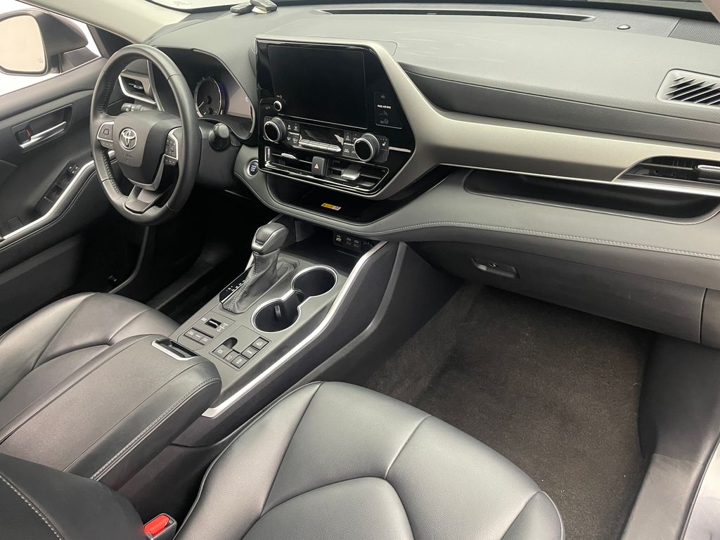 2024 Toyota Highlander XLE 16