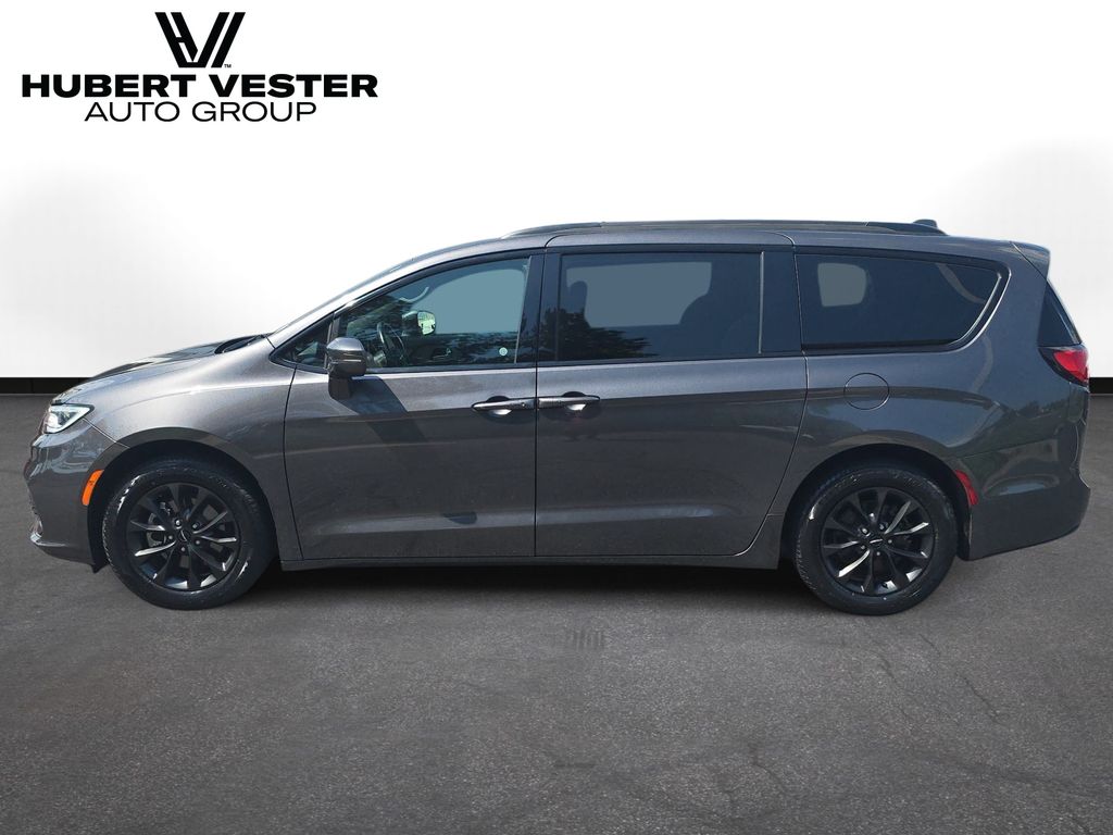 2021 Chrysler Pacifica Touring's photo
