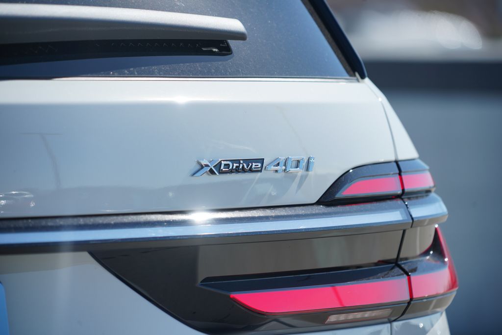 Thumbnail: 2027 BMW X7 - 8