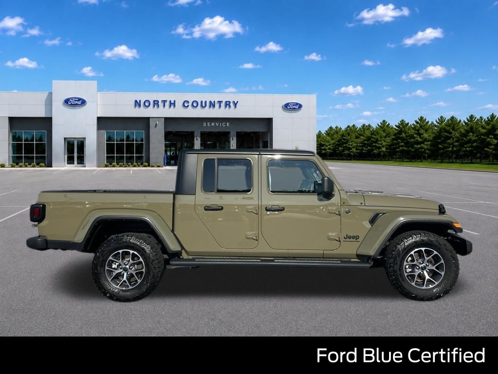 41 2025 Jeep Gladiator Pickup Truck Four-Wheel Drive 8-Speed Automatic