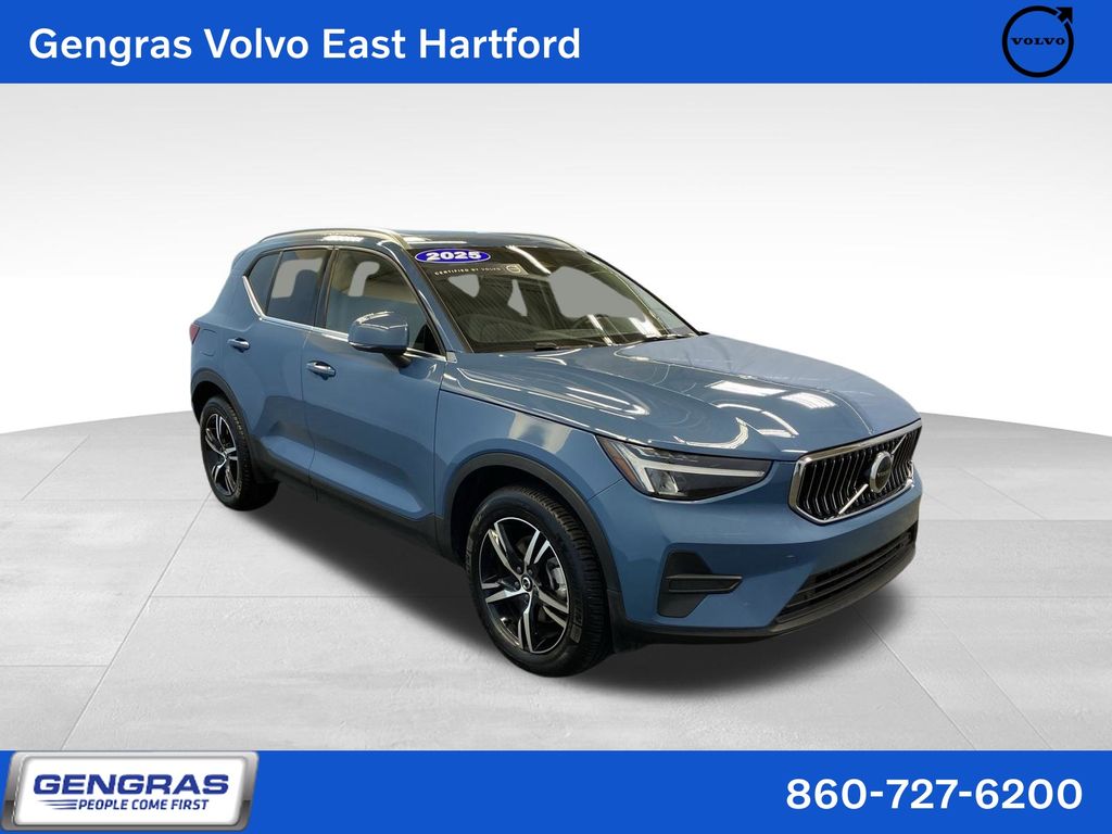 2025 Volvo XC40 B5 Core Bright Theme AWD