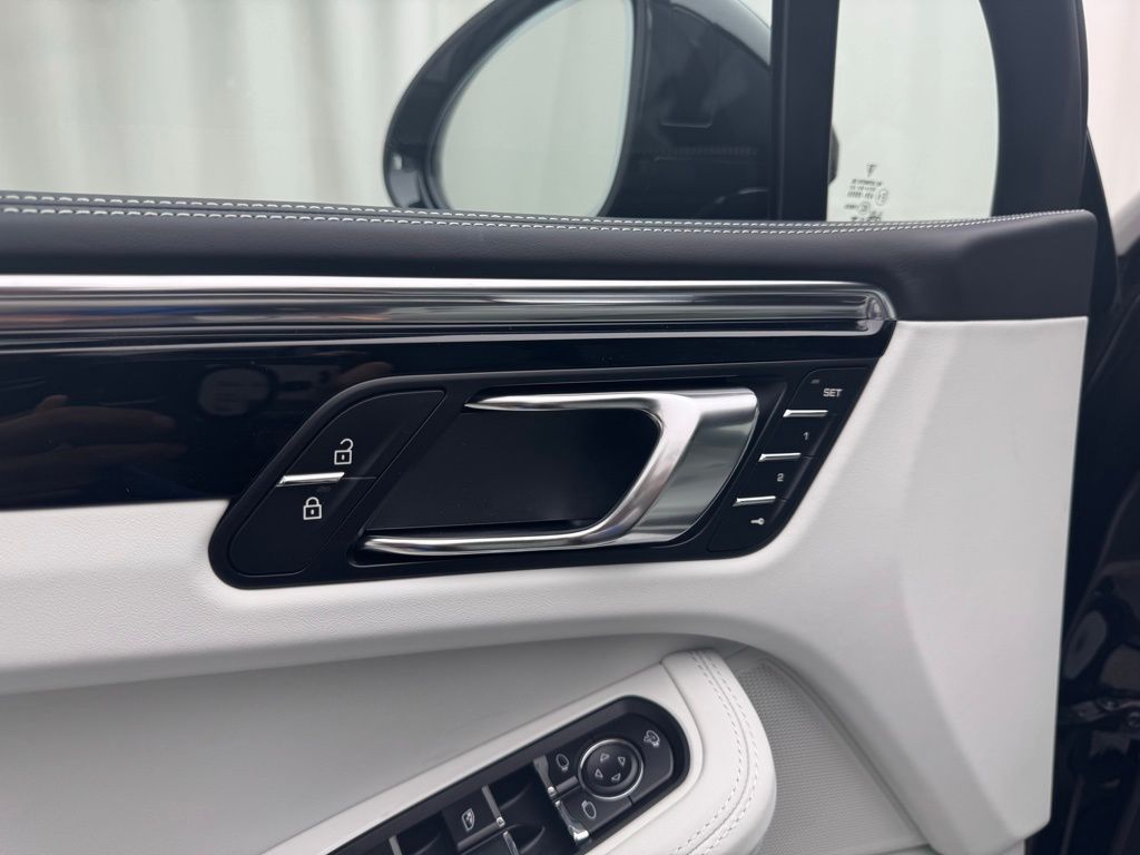 Thumbnail: 2025 Porsche Macan - 29