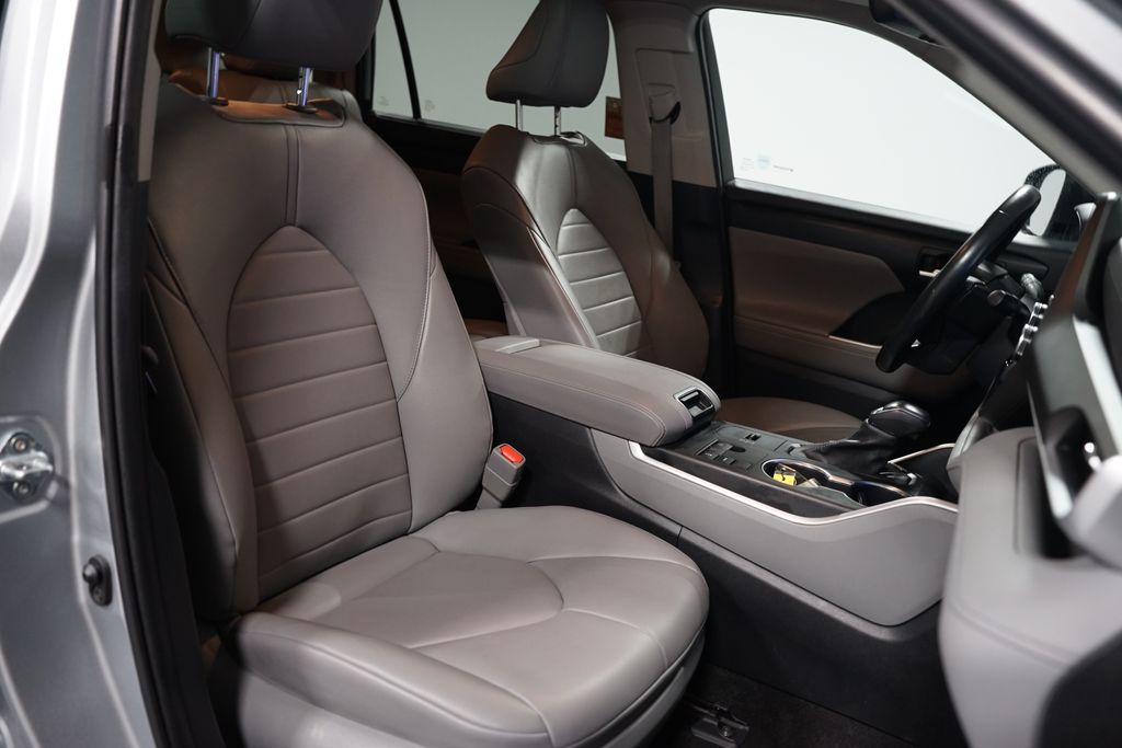 Thumbnail: 2023 Toyota Highlander - 28