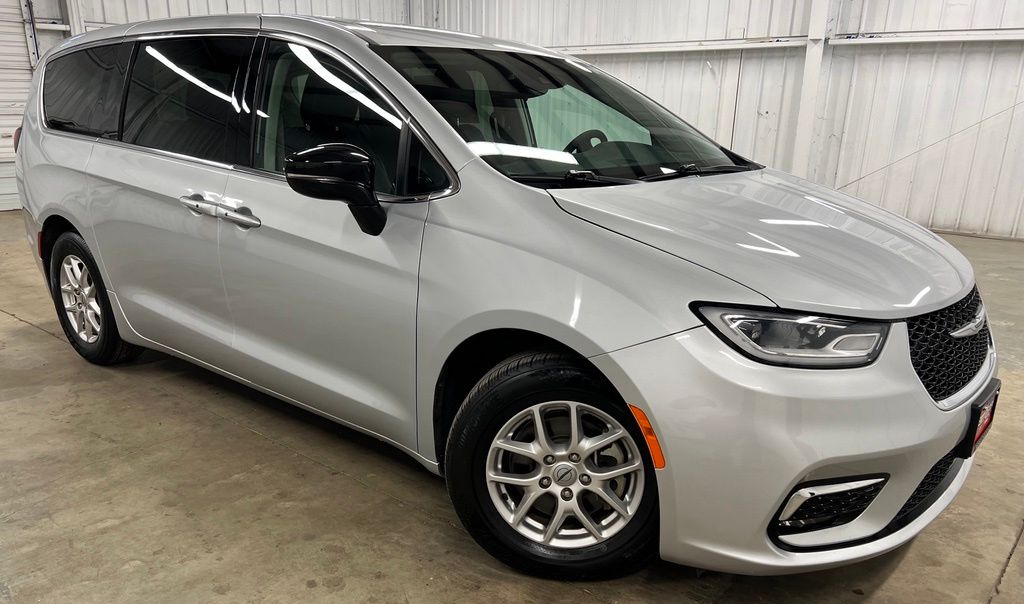 Silver Mist Clearcoat 2024 Chrysler Pacifica Minivan Front-Wheel Drive 9-Speed Automatic