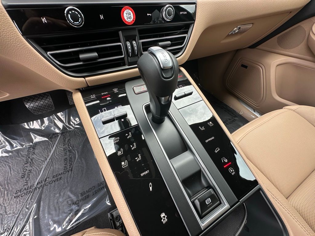 Thumbnail: 2025 Porsche Macan - 24